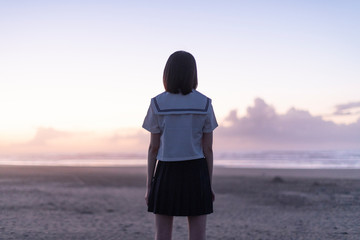 女子高生　海　後ろ姿　輝き
