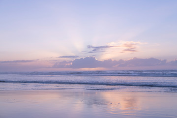 海　雲　朝焼け　輝く　光