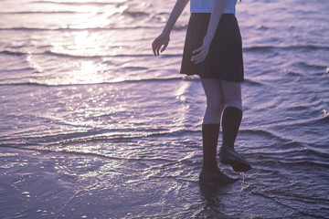 女子高生　海　後ろ姿　足元　輝き