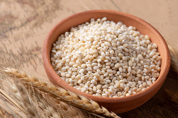 Raw peeled barley grains  (Hordeum vulgare)