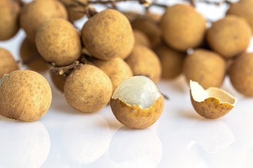 Fototapeta na wymiar Close up fresh Longan fruit isolated on white background.(Dimocarpus longan)