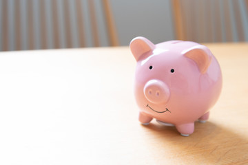 豚の貯金箱と小銭