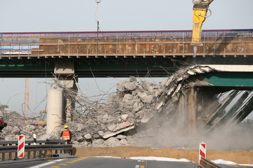 Abriß einer Autobahnbrücke bei Vollsperrung 1