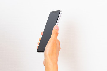 スマホを操作する手