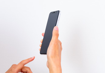 スマホを操作する手