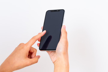 スマホを操作する手