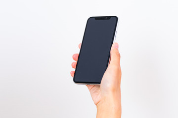 スマホを操作する手