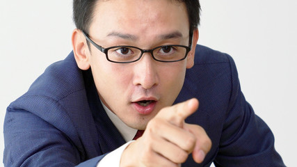 叫ぶ男性　怒り　抗議　指導