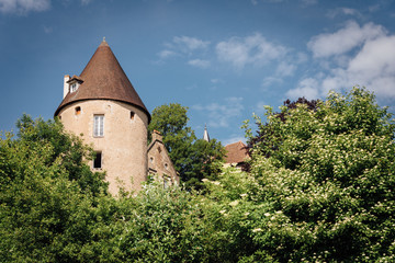 Fototapeta na wymiar Une tour d'un château à Autun. Une ancienne tour de château rénovée. Un château de la renaissance