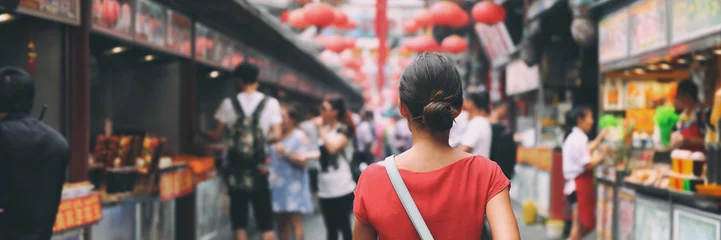 Foto op Canvas De straat van de het voedselmarkt van China in Peking. Chinese toerist die in stadsstraten loopt op Azië-vakantietoerisme. Aziatische vrouw reizen levensstijl panoramische banner. © Maridav