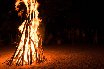 un feu de camp. un Feu de midsummer la nuit. un Feu de la saint-jean. Un feu la nuit