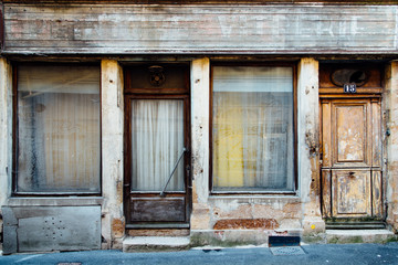 une devanture de magasin abandonné. Une vieille façade de boutique abandonné. La faillite du...