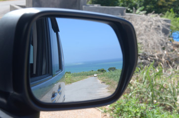バックミラーごしの海