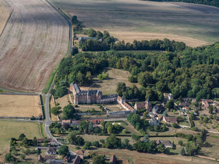 vue aérienne du château de Louye dans l'Eure-et-Loir en France