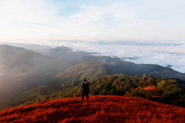 Obraz premium tourist at the top of the mountain During sunset