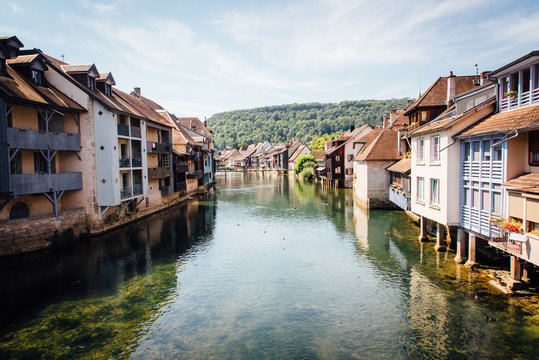 vieux village ornans dans le jura