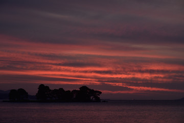 日本の島根県松江市の宍道湖の夕日
