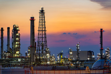 Obraz premium Oil and gas refinery plant area at sunset