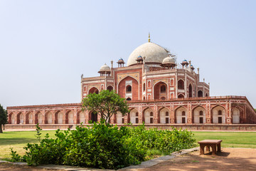 Obraz premium Side Panorama of Humayun's Tomb Complex with square, park and vegetation. UNESCO World Heritage in Delhi, India. Asia.