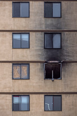 Fototapeta premium 火災にあった廃墟の窓 Abandoned building in fire