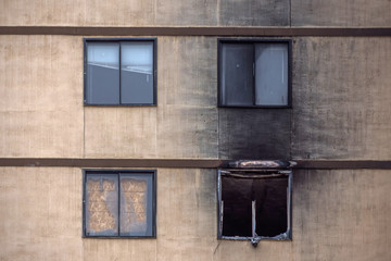 Fototapeta premium 火災にあった廃墟の窓 Abandoned building in fire