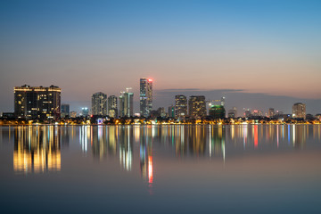 Naklejka premium Hanoi cityscape at twilight at West Lake (Ho Tay)