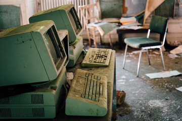 vieux ordinateurs obsolètes abandonnés 