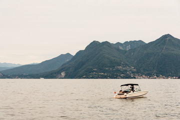 un bateau sur le lac majeur. Un bateau sur un lac.