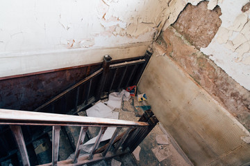 vieille descente d'escaliers abîmés et défraîchis 