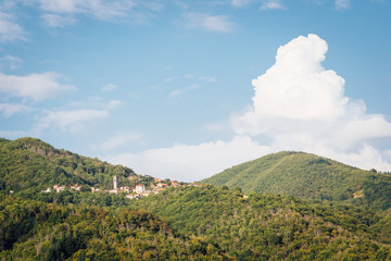 paysage de toscane avec un village dans les montagnes