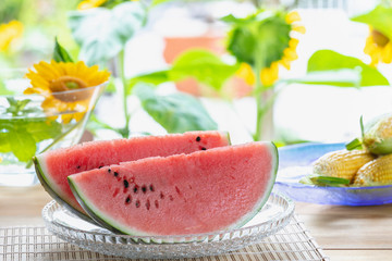 真夏のスイカとヒマワリの花
