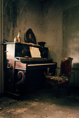 un vieux piano abandonné dans une maison abandonnée