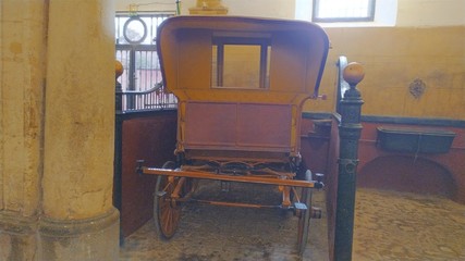 Colección de coches en las caballerizas reales de córdoba.  Junto al alcázar de los reyes cristianos, tenemos las caballerizas reales, construidas en 1570, por Felipe V, aquí nació el pura sangre