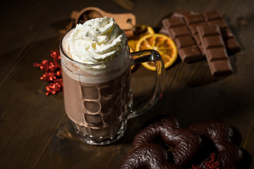 Heiße, dunkle Trinkschokolade zu Weihnachten mit Sahne, Lebkuchen, Schokoladentafel, Gewürzen,...