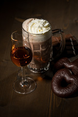 Heiße, dunkle Russische Trinkschokolade mit Sahne, Rum, Lebkuchen, Schokoladentafel auf dunkel...