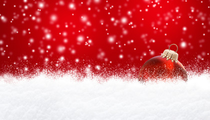 Rote Weihnachtskugel mit Schneeflocken