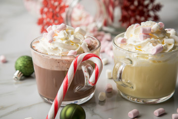 Heiße, dunkle Trinkschokolade zu Weihnachten mit Sahne, Marshmellows, Christbaumkugeln grün,...