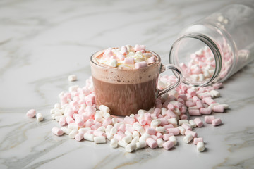 Fototapeta na wymiar Heiße, dunkle Trinkschokolade mit Sahne und Marshmellows auf Marmor hell Hintergrund 