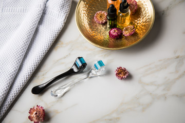 Dermaroller, Handtuch und Beauty Naturkosmetik Serum Öl Flasche zum  Microneedling für Anti Aging...