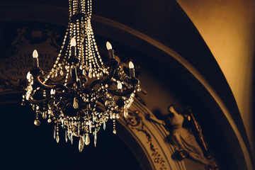 un lustre en cristal luxueux et ancien