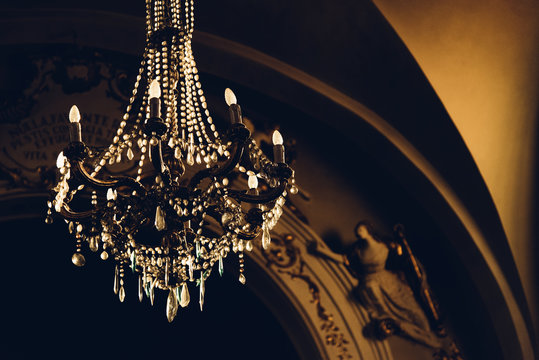 un lustre en cristal luxueux et ancien
