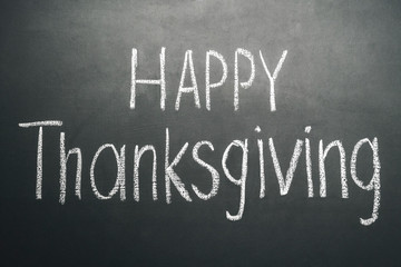 Obraz premium Happy Thanksgiving lettering on chalk board.