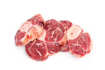 Osobuco de carne vacuna cruda sobre fondo blanco aislado. Vista superior y de frente. Copy space