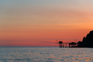 coucher de soleil &agrave; Pornic en bretagne avec une p&ecirc;cherie et l'oc&eacute;an