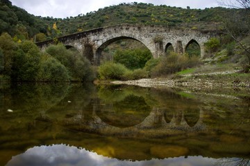 Fototapeta na wymiar Ponte Romana de Izeda, entre Izeda e Santulhão