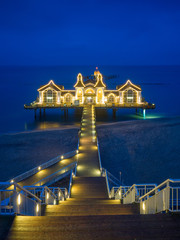 Seebrücke Sellin an der Ostsee auf Insel Rügen am Abend