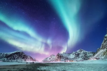 Fototapeten Aurora borealis auf den Lofoten, Norwegen. Grüne Nordlichter über Bergen. Nachtwinterlandschaft mit Aurora. Natürlicher Hintergrund in Norwegen © biletskiyevgeniy.com