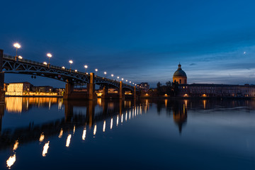 Obraz premium View of Chapelle Saint-Joseph and bridge Pont Saint-Pierre from the square Place Saint-Pierre at Sunset in Toulouse France