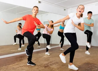 Keuken spatwand met foto Teenage dancers practicing active vigorous dance in modern studio © JackF