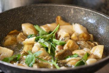 preparing porcini mushrooms sauce